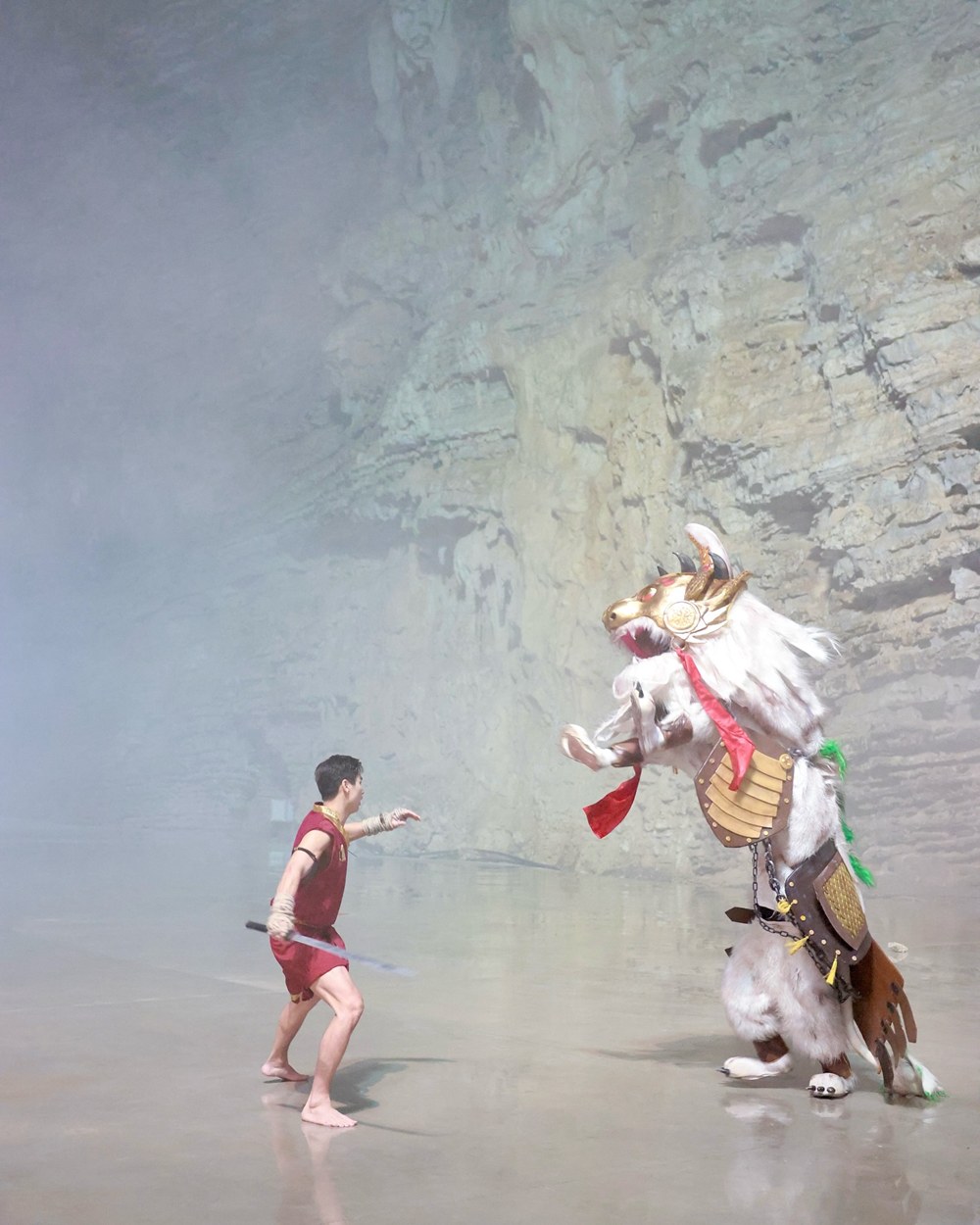 ไมค์ ภัทรเดช สร้างชื่อในจีน โชว์มวยไทยบินได้ ต่อสู้ด้วยดาบไฟ