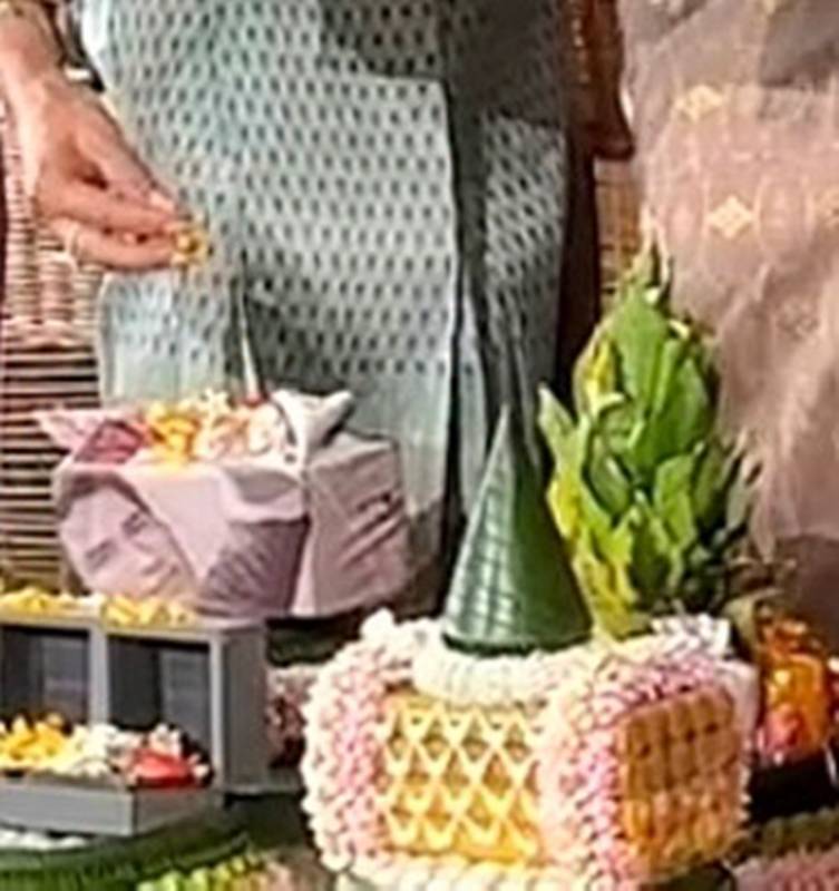 ผ้าห่อสินสอดสู่ขอ ญาญ่า อุรัสยา