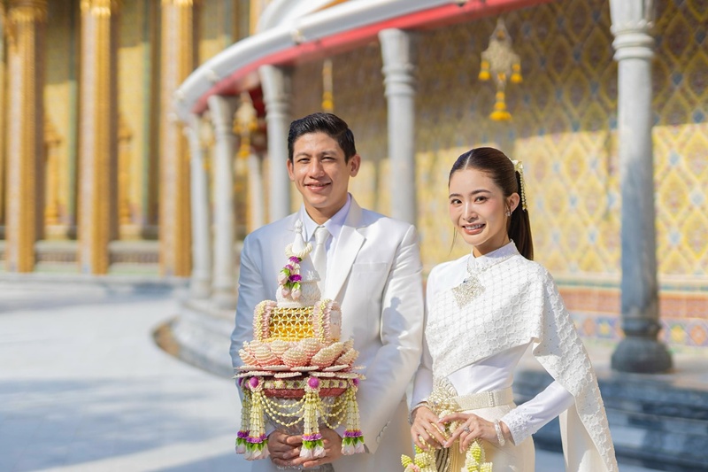 มายด์ ลภัสลัล ควง พาย สุนิษฐ์ เข้าพิธีมงคล