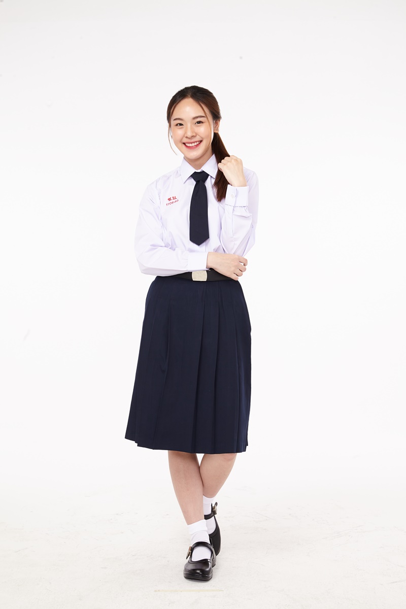 เกียร์สีขาวกับกาวน์สีฝุ่น