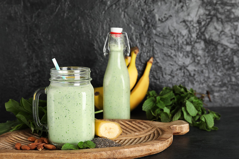 น้ำปั่นสูตรผักโขม + กล้วย + นมอัลมอนด์ สูตรน้ำปั่นบำรุงสายตา น้ำปั่นเพื่อสุขภาพ เครื่องดื่มเพื่อสุขภาพ สูตรเครื่องดื่ม