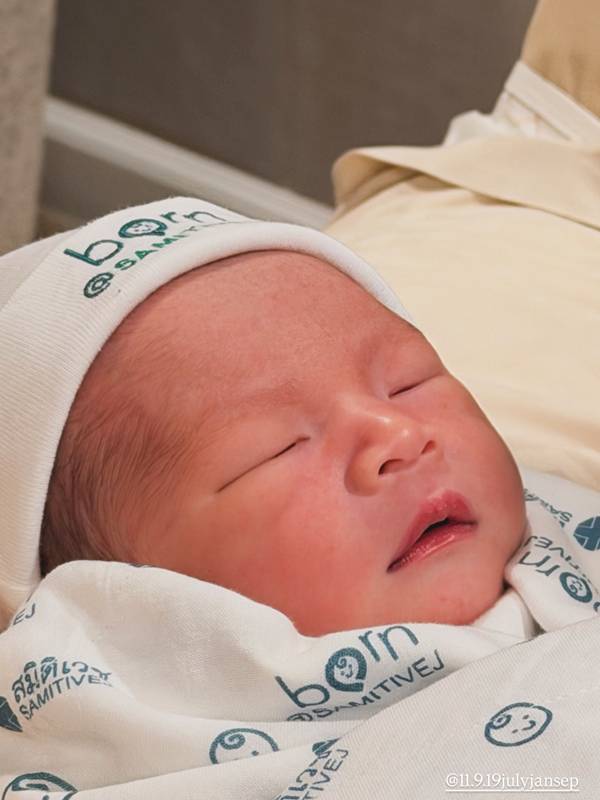 แอน ทองประสม เปิดภาพอุ้มเบบี๋ครั้งแรก