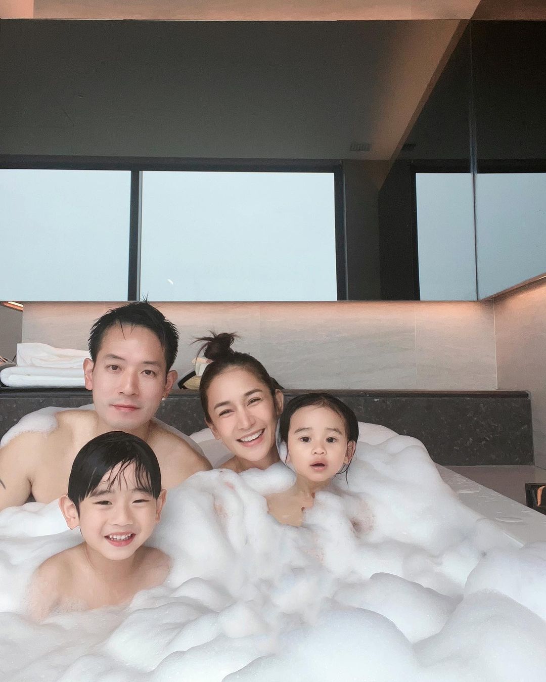  เนย โชติกา