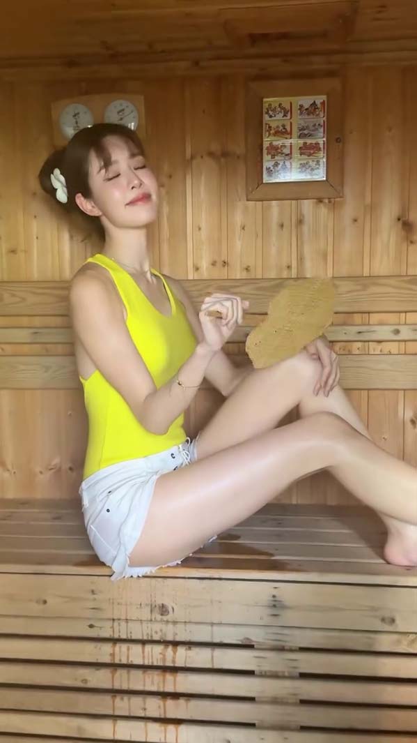 เกรซ กาญจน์เกล้า นุ่งน้อยห่มน้อยแช่น้ำเย็น