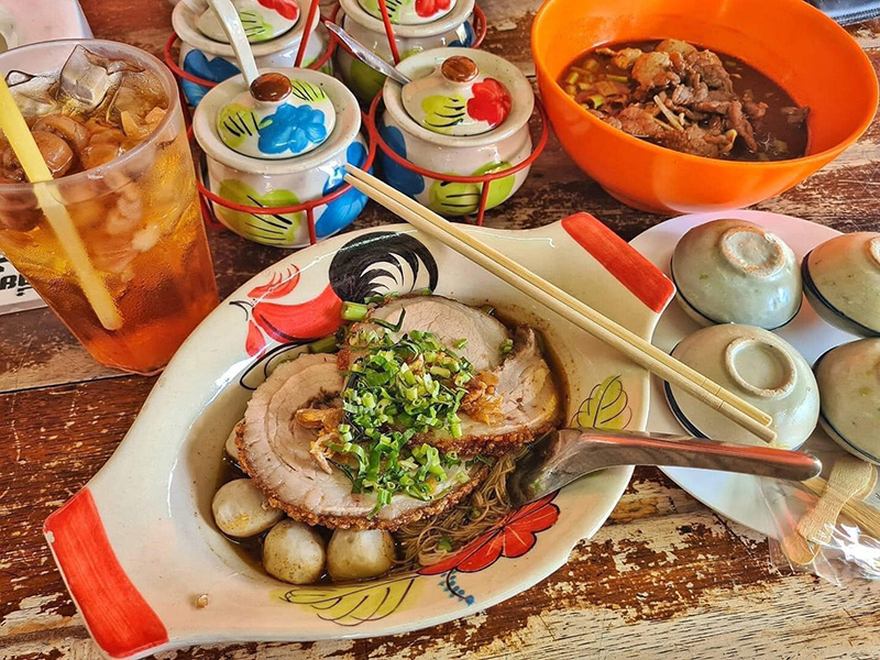 ก๋วยเตี๋ยวหมูกรอบชาชู ร้านก๋วยเตี๋ยวเรือ เจ้าสัว อ่อนนุช