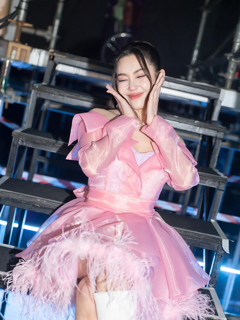 เบลล่า พา วิล ชวิล เล่น MV ซ่อนกลิ่น ในคอนเสิร์ต ปาล์มมี่ FC