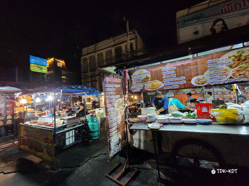 ตลาดโต้รุ่งช้างเผือก, ตลาดโต้รุ่งประตูเชียงใหม่, กาดหลวงกลางคืน