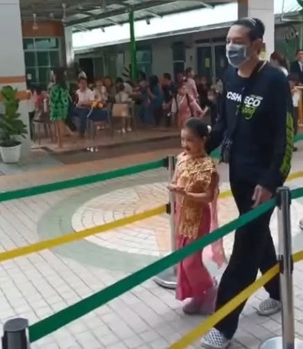 น้องวีจิ สวมชุดไทยเป็นตัวแทนเชิญพาน น่ารักน่าเอ็นดู พ่อศรราม ปลื้มใจมาก