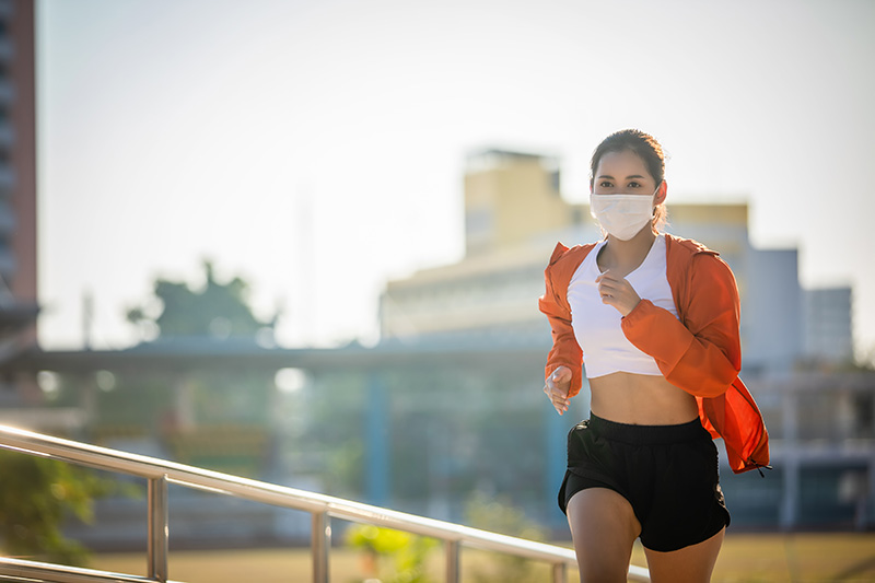 Is it dangerous to wear a jogging mask?
