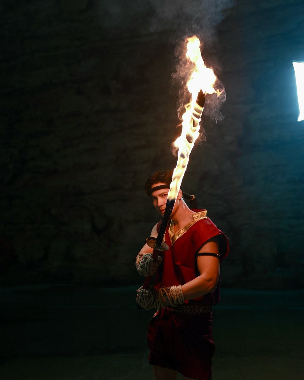 ไมค์ ภัทรเดช สร้างชื่อในจีน โชว์มวยไทยบินได้ ต่อสู้ด้วยดาบไฟ