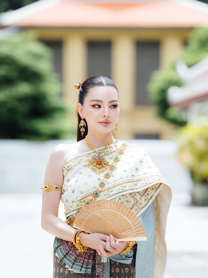 ดิว อริสรา สวมชุดไทย ควง วู้ดดี้ ล่ำซำ ทำบุญ เผยรูปคู่ครั้งแรก เหมาะสมกันสุด ๆ
