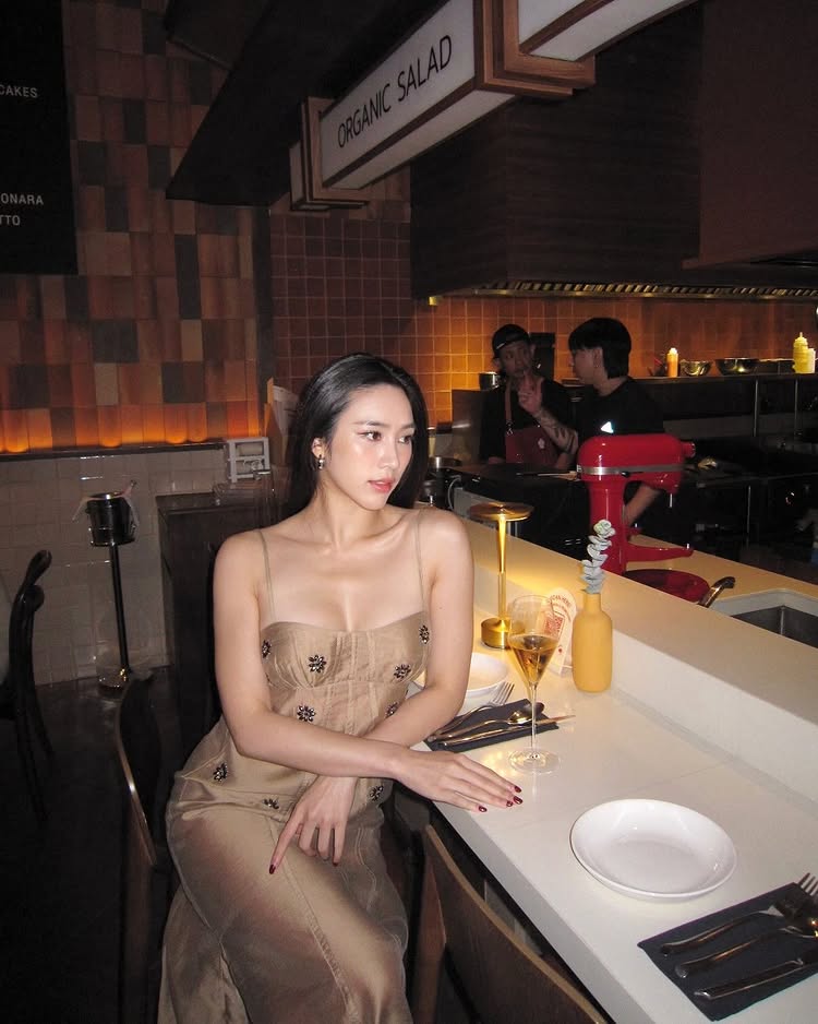 พลอย รัญดภา กับชุดกินข้าวแกงสุดเซ็กซี่ แนบเนื้อทุกอณู