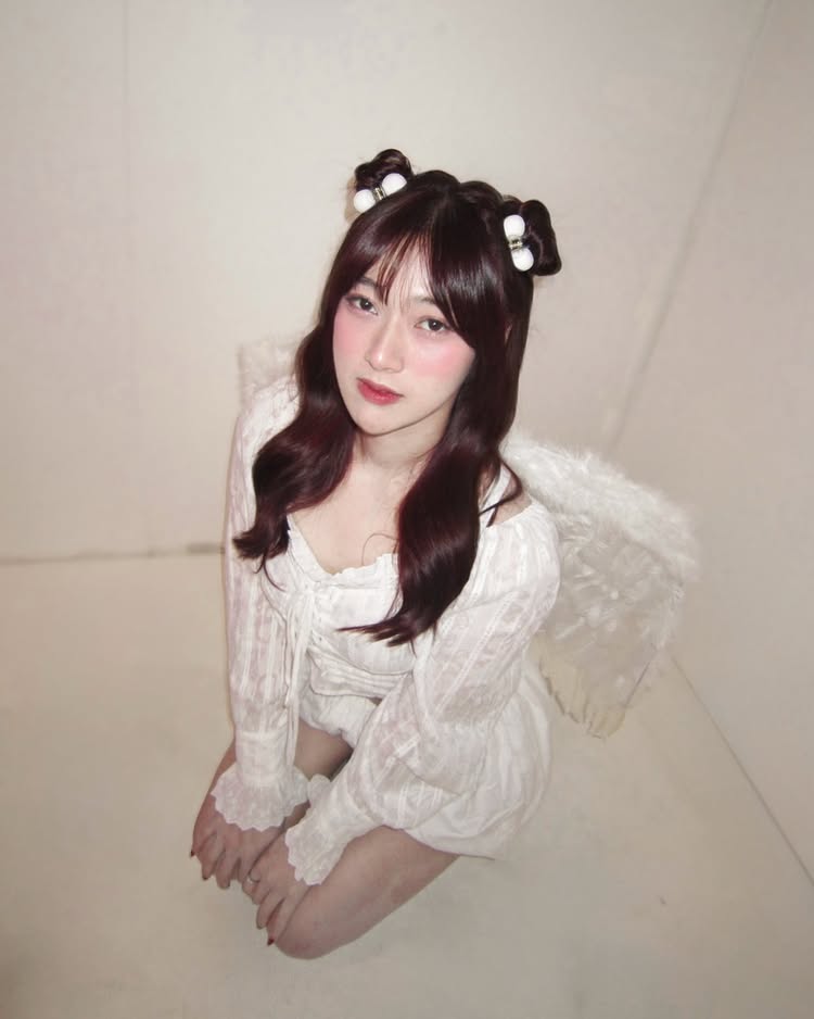 พลอย พลอยสุรีย์ ไอดอลสาวสุดฮอต