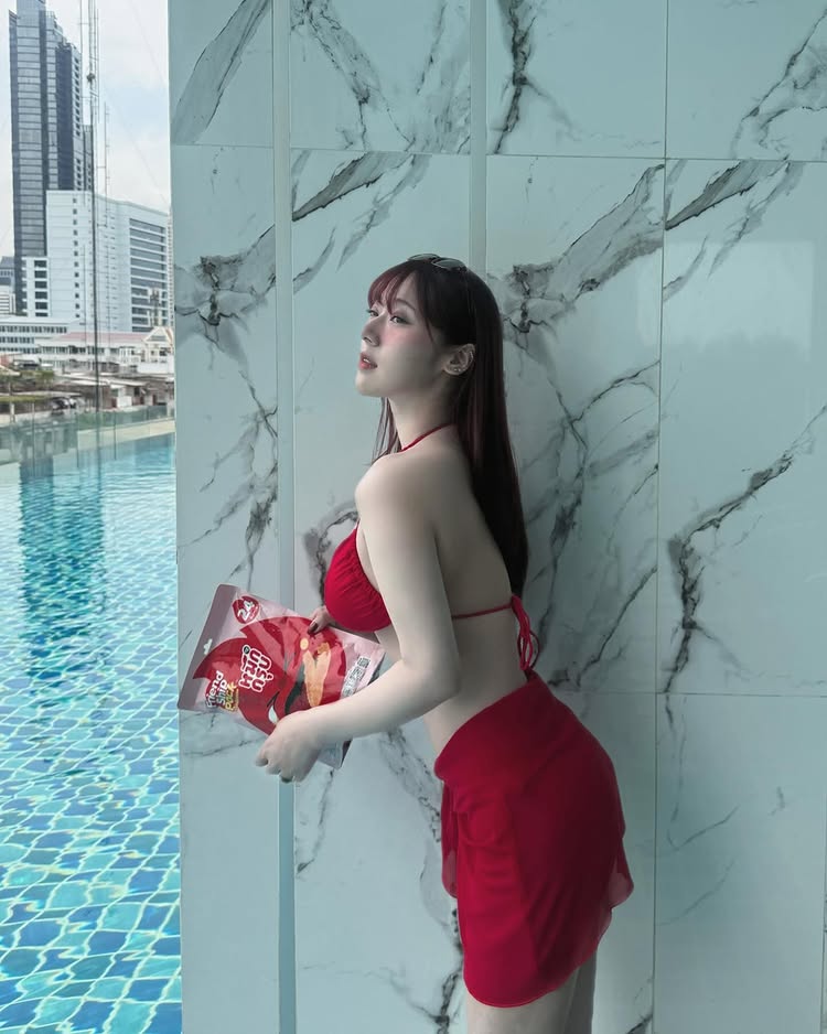 พลอย พลอยสุรีย์ ไอดอลสาวสุดฮอต