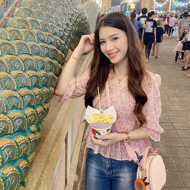 ครูแน็ค กนกลดา