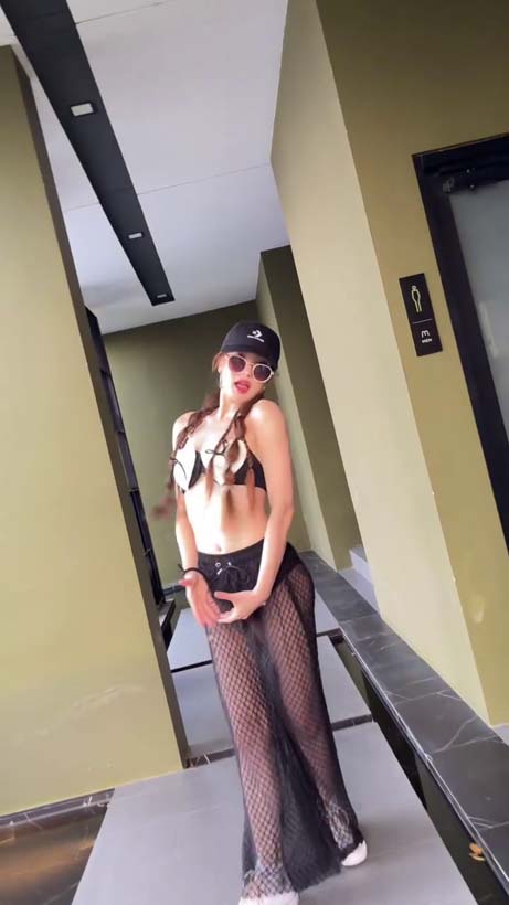 แกรนด์ กรณ์ภัสสร นุ่งบิกินี่เล่นน้ำคลายร้อน โชว์หุ่นและแผ่นหลังขาวจั๊วะ