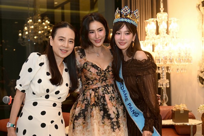 ส่องของขวัญ อั้ม พัชราภา จับสลากปีใหม่ มาดามแป้ง ได้อะไร 