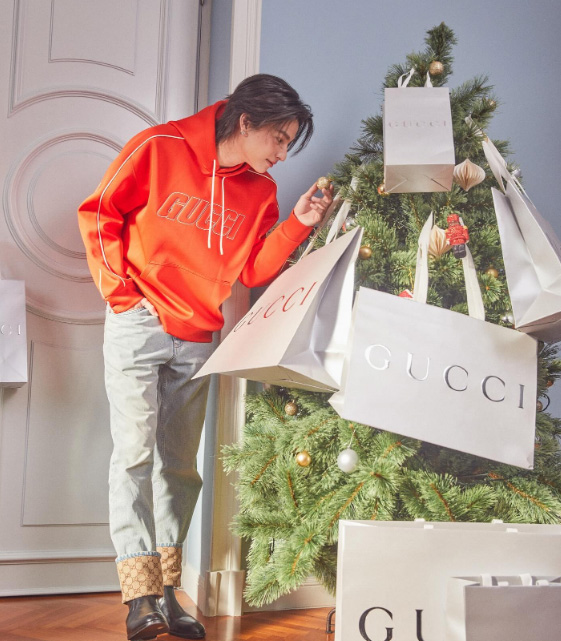 15 ไอเดียถ่ายรูปกับต้นคริสต์มาส โพสท่าเท่ ๆ ฉบับหนุ่มคนดัง