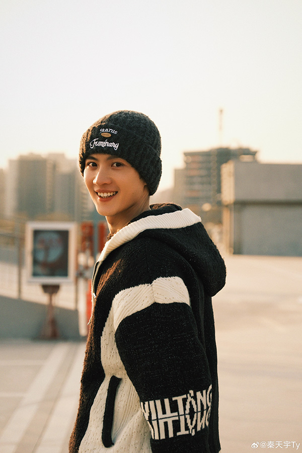 ฉินเทียนอวี่ ประวัติ