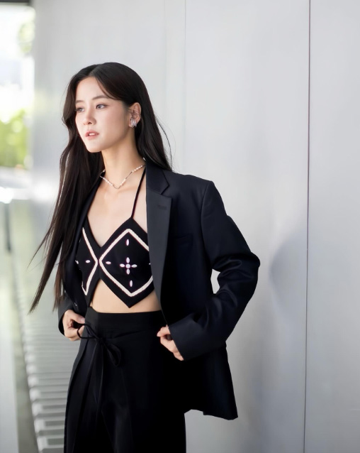 แพรว เฌอมาวีร์ ประวัติ