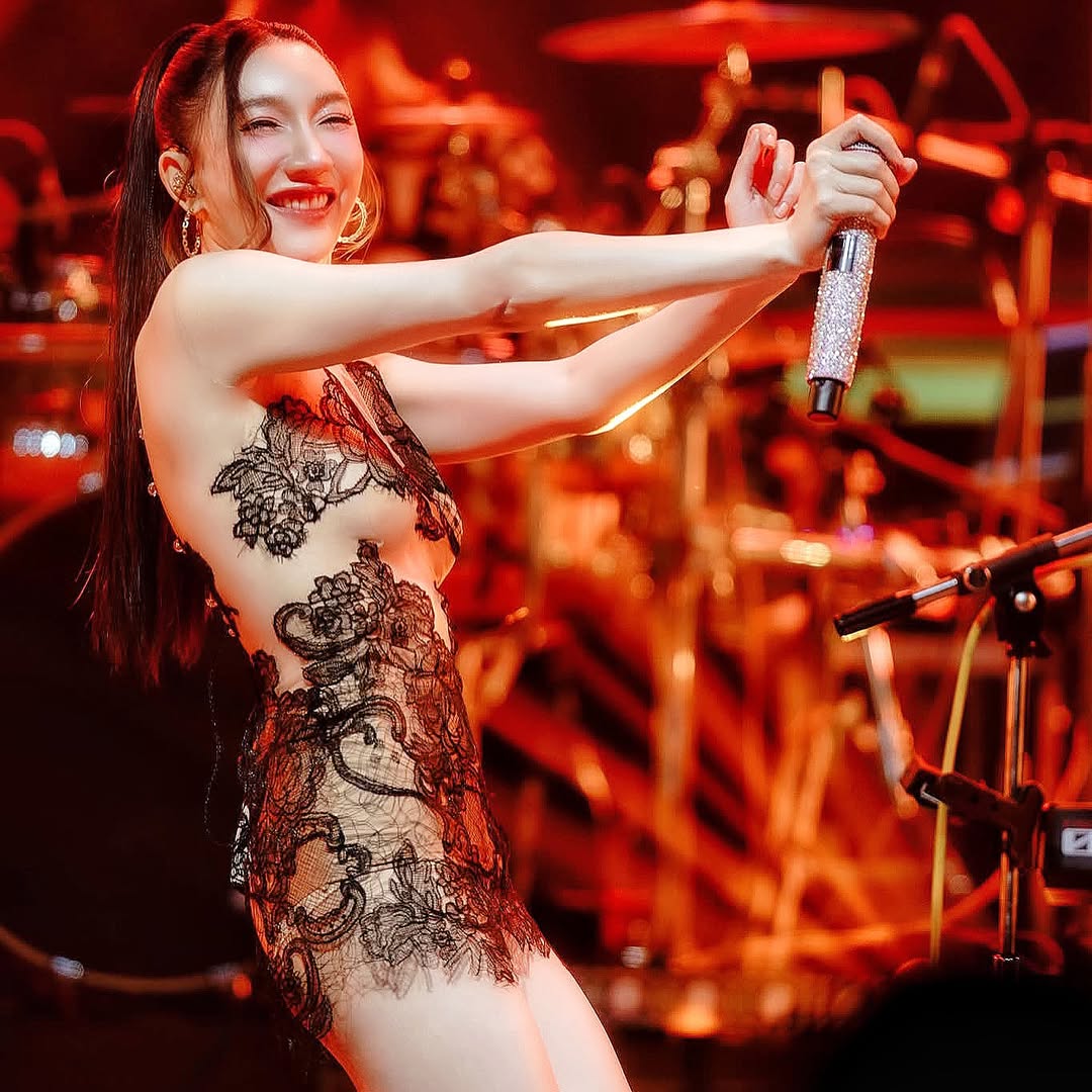 เบนซ์ พริกไทย แต่งเซ็กซี่ ร้องเล่นเต้นสะบัด เขย่าเวที