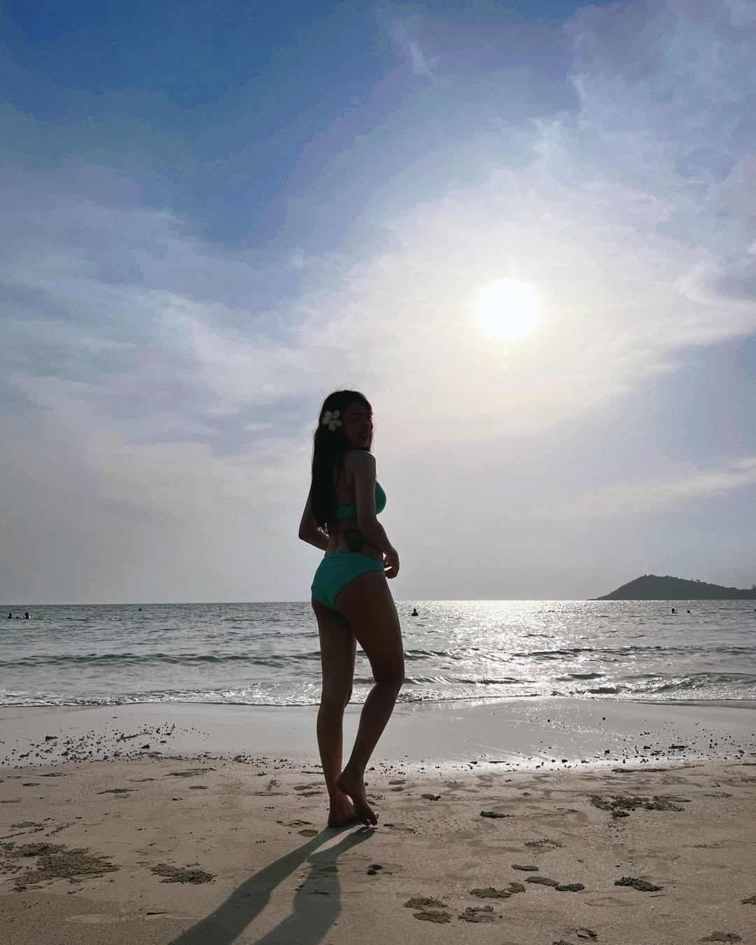 เชอรีน ณัฐจารี น้องสาวนิชคุณ 2PM ในชุดทูพีซ