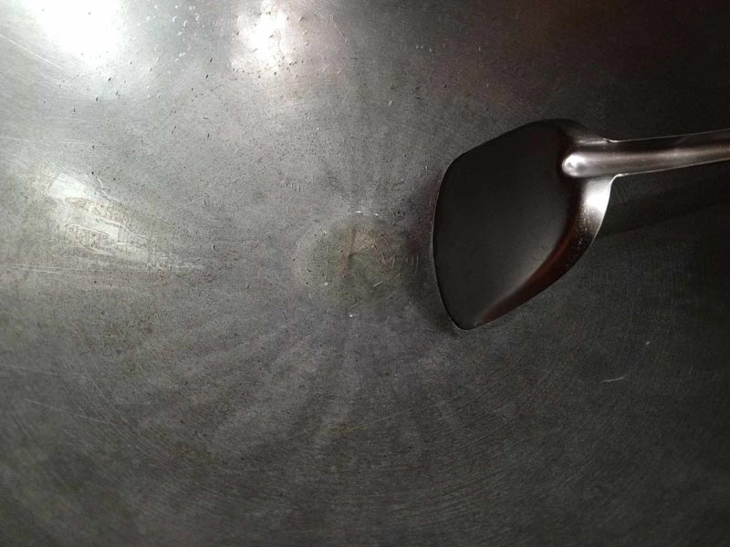 วิธีผัดคะน้าปลากระป๋อง ใส่น้ำมันลงในกระทะ