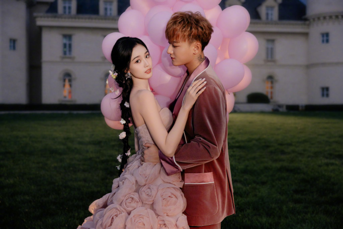 หวงจื่อเทา เปิดภาพพรีเวดดิ้ง สวีอี้หยาง สวยหรูอลังการ