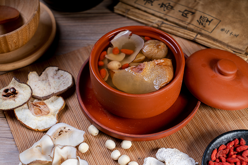 เริ่มจากล้างวัตถุดิบให้สะอาดหมด ล้างสาลี่ด้วยน้ำผสมเกลือเพื่อขจัดสิ่งสกปรก เห็ดหูหนูขาวเอาไปแช่น้ำอุ่นสัก 20-30 นาที จนมันบานออกเต็มที่ แล้วหั่นเป็นชิ้นพอดีคำ พุทราจีนแกะเมล็ดออก หั่นเป็นแว่น ๆ เพื่อให้น้ำซุปหอมหวานขึ้น เม็ดเก๋ากี่ล้างผ่านน้ำก็พอ ปอกเปลือกสาลี่และคว้านไส้ออก (แต่เปลือกอย่าทิ้งนะ สามารถใส่ลงไปต้มด้วยเพื่อเพิ่มรสชาติ) หั่นสาลี่เป็นแว่นหรือชิ้นใหญ่ ๆ แล้วรีบทำต่อเลย เพราะถ้าปอกทิ้งไว้นานผิวจะคล้ำ ตั้งหม้อ เติมน้ำให้ท่วมวัตถุดิบ ใส่เห็ดหูหนูขาว พุทราจีน เม็ดเก๋ากี่ และเปลือกสาลี่ลงไปก่อน ต้มด้วยไฟกลางจนน้ำร้อนนิด ๆ ใส่สาลี่หั่นและน้ำตาลกรวดลงไป คนเบา ๆ แล้วต้มต่อจนเดือด ลดไฟอ่อน เคี่ยวไปสัก 15-20 นาที จนสาลี่นิ่มใส น้ำซุปเปลี่ยนเป็นสีเหลืองอ่อน หอมหวาน ชิมรส ถ้าอยากหวานเพิ่มค่อยเติมน้ำตาลกรวด ปิดเตา พักให้เย็นนิด ๆ กินได้เลยทั้งร้อน ๆ หรือแช่เย็นกินแบบเย็นก็สดชื่นดี