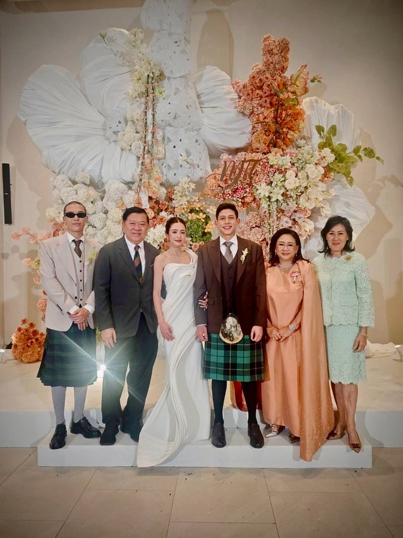 ชาวเน็ตหลุดโฟกัสชุด พาย สุนิษฐ์ ทำไมใส่กระโปรง ในงานแต่งกับ มายด์ ลภัสลัล