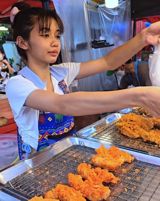น้องยี่หวา แม่ค้าไก่ทอด