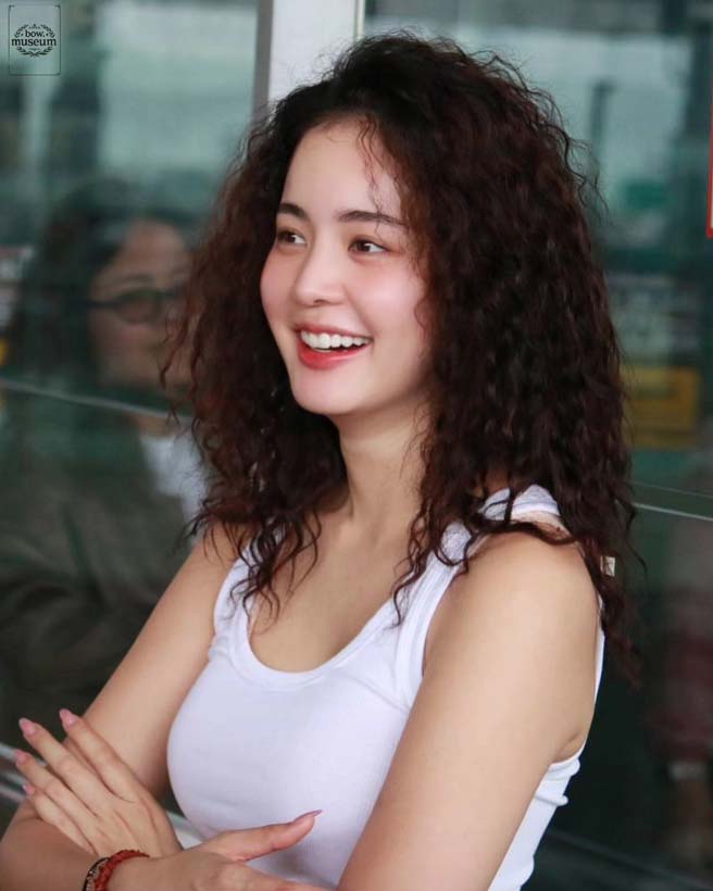 โบว์ เมลดา ลุคใหม่ ผมหยิกลอนสวยน่ารักสดใส ก่อนบินไปเรียนต่อที่อังกฤษ