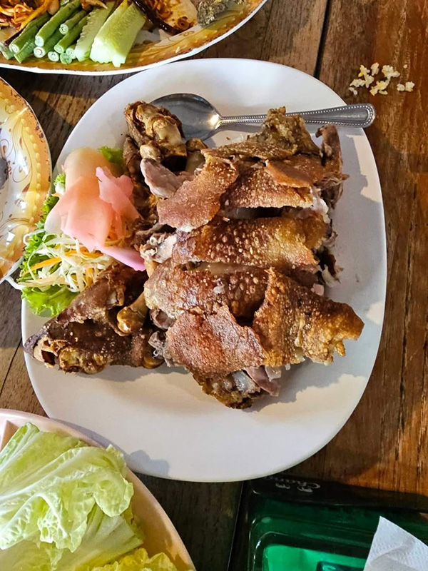 ร้านอาหารระเบียงแก้ว โคราช ขาหมูทอดกรอบ