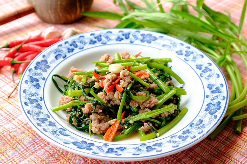 ผัดผักบุ้งหมูสับ