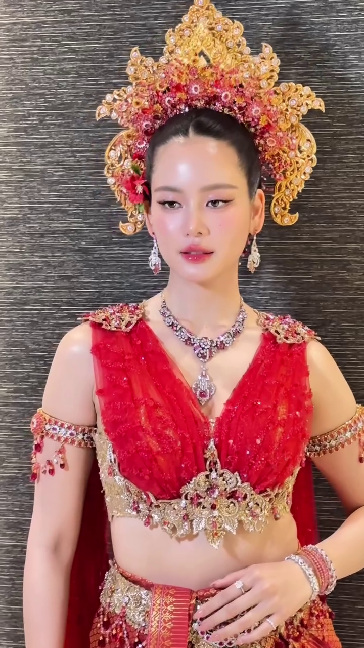 โบว์ เมลดา สวมชุดไทย ร่วมขบวนแห่นางสงกรานต์