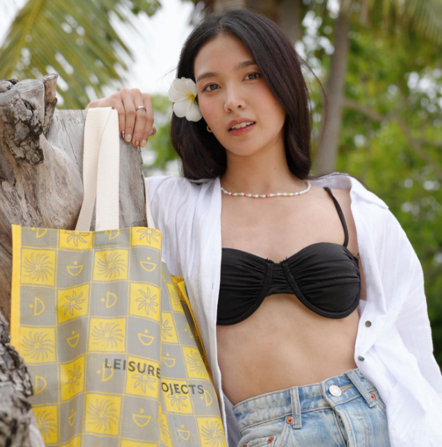 เฟิร์น นพจิรา ในชุดว่ายน้ำแซ่บ ๆ อวดหุ่นเฟิร์มสุดฮอต