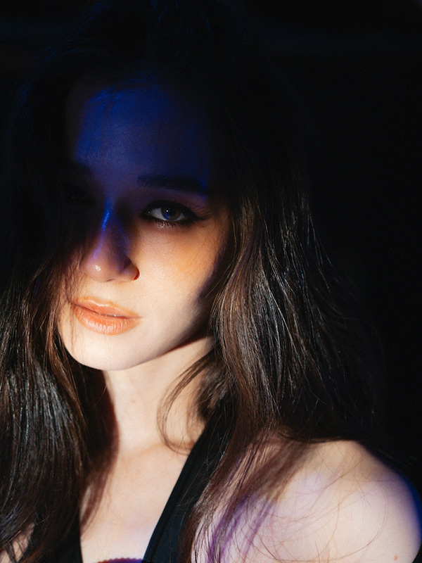 วี วิโอเลต ชุดขึ้นคอนเสิร์ต