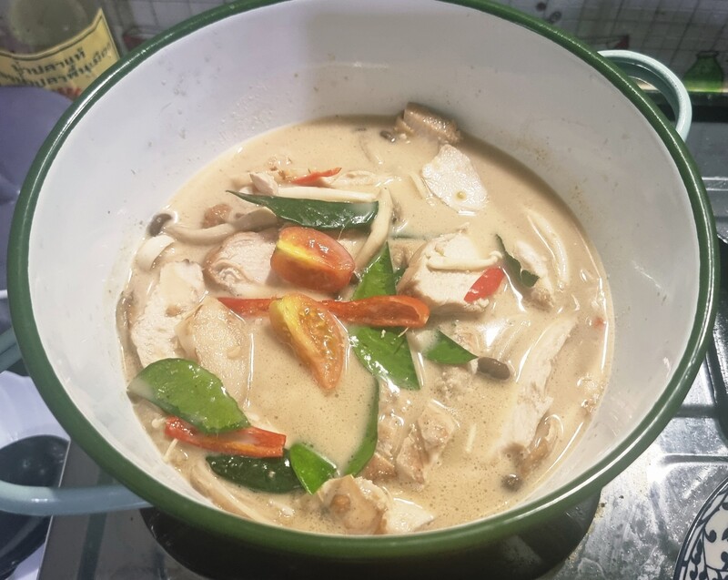 ต้มข่าไก่อบ