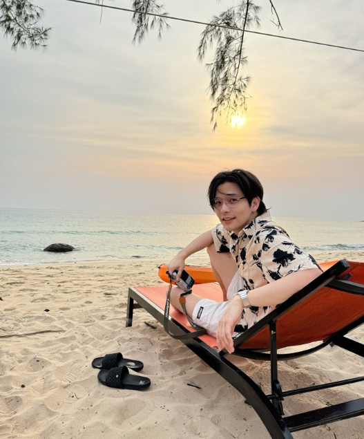 5 ลุคเท่ ๆ แต่งตัวไปทะเล ผู้ชาย ใส่ชุดแบบไหนให้ดูดีมีสไตล์ แม้ในวันพักผ่อน