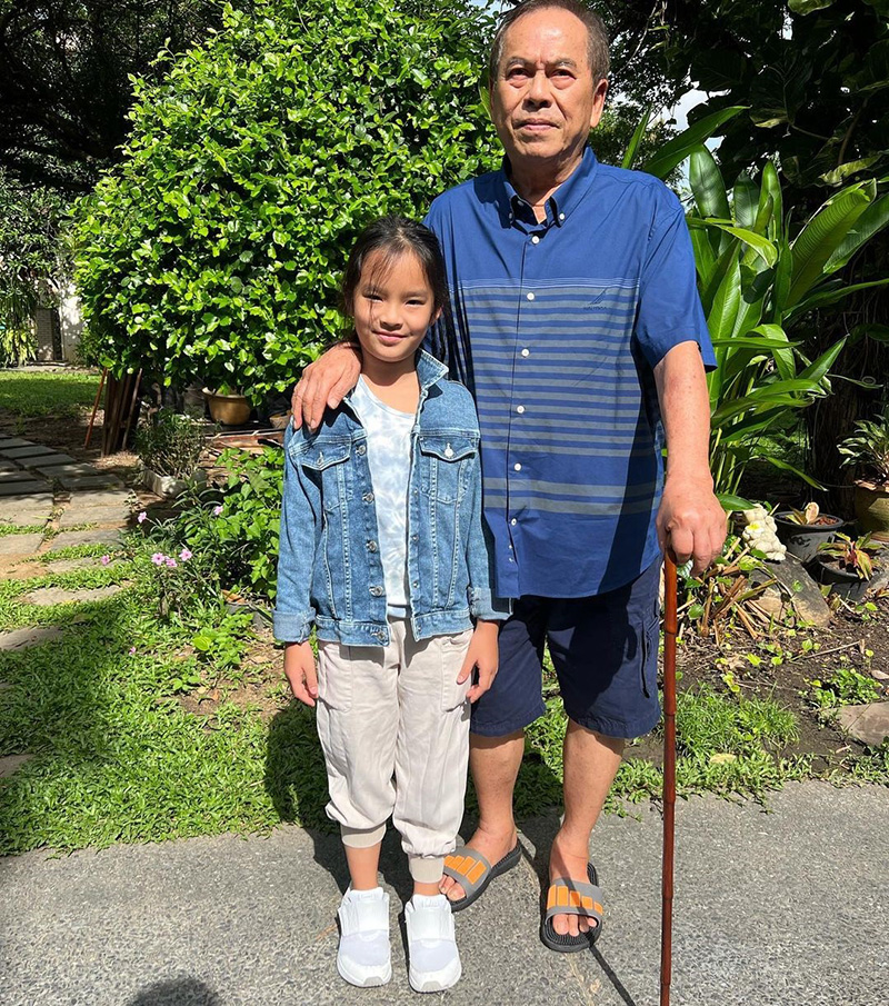 ปู่ไพวงษ์ เตชะณรงค์ อยู่กับหลาน ๆ พร้อม น้องปีใหม่ 