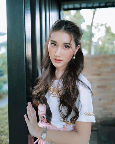 เบส รักษ์วนีย์