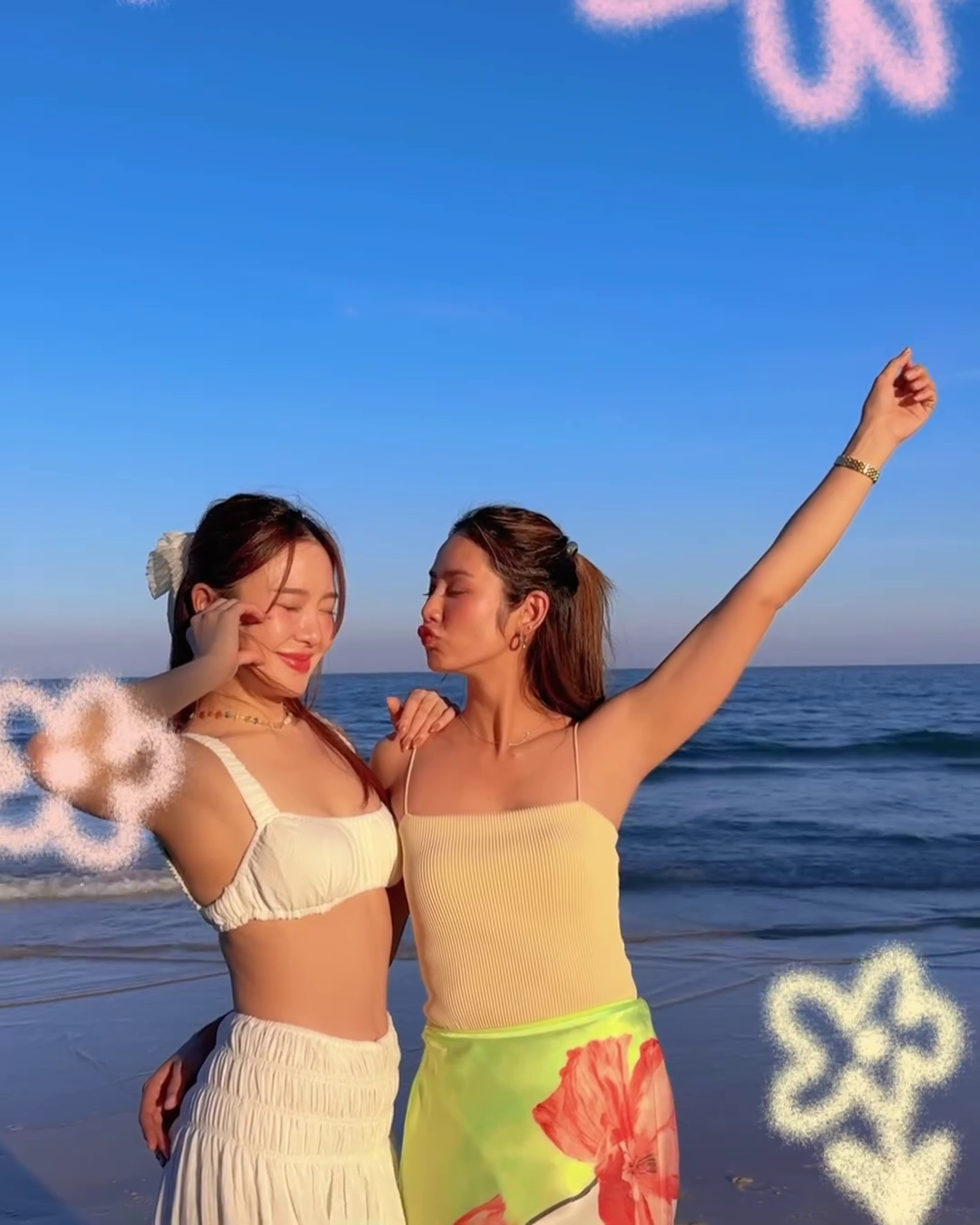 มะนาว ศรศิลป์ ควง มายด์ ณภศศิ แซ่บแพ็กคู่ในชุดว่ายน้ำ