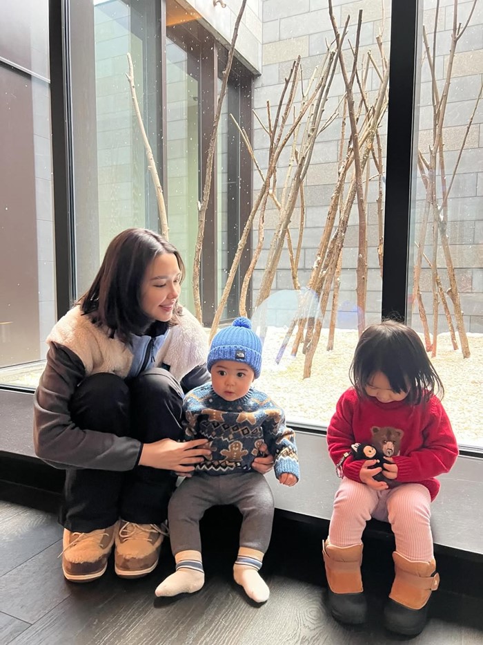 แพทริเซีย พาน้องเอลิเซีย และน้องแพทริค สัมผัสหิมะที่ญี่ปุ่น