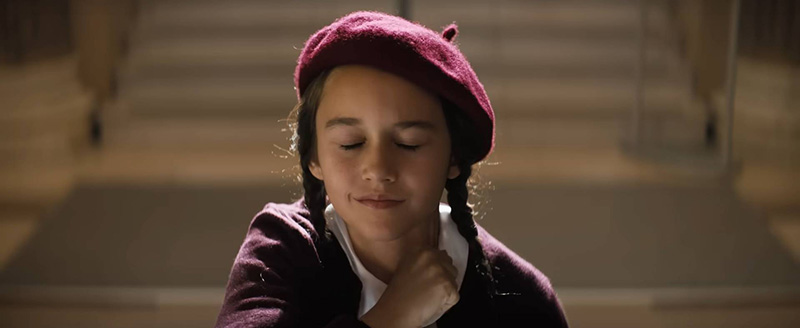 ฉากตลก แฟรงค์ เดรบิน จูเนียร์ ปลอมตัวเป็นเด็กนักเรียนหญิงในตัวอย่างหนัง The Naked Gun