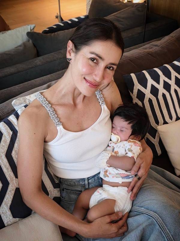 แอน ทองประสม เปิดภาพอุ้มเบบี๋ครั้งแรก