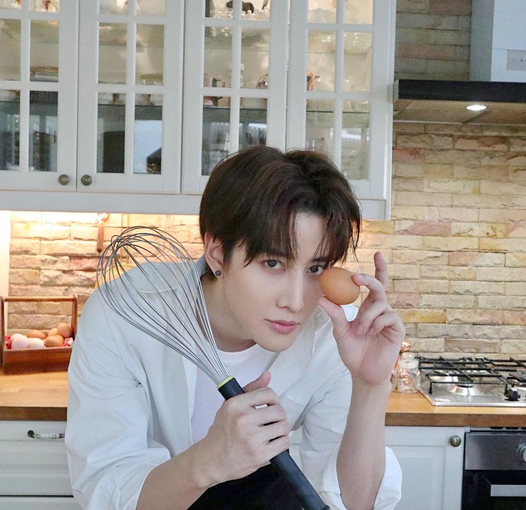 ไมค์ พิรัชต์ ประวัติ