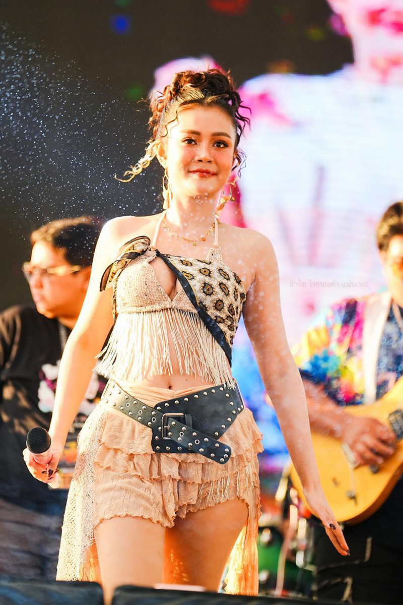 ลำไย ไหทองคำ ฟาดคนแซะใส่ชุดโชว์จุกโผล่