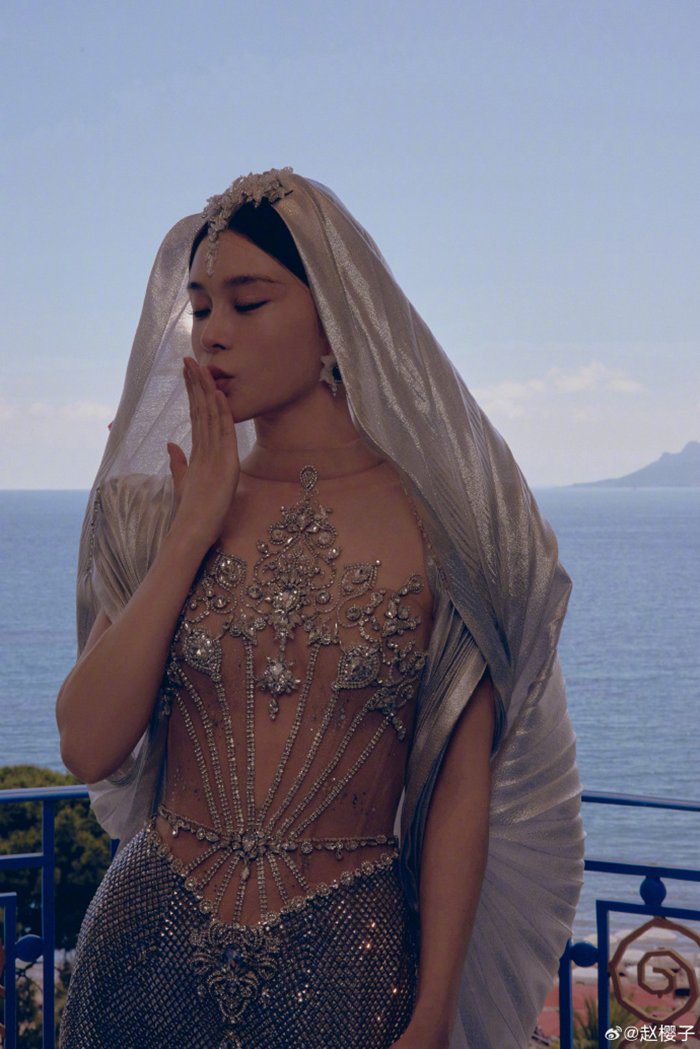 จ้าวอิงจื่อ ถูกไล่พ้นพรมแดงเมืองคาน์ส 2025 เหตุชุดโป๊เกิน