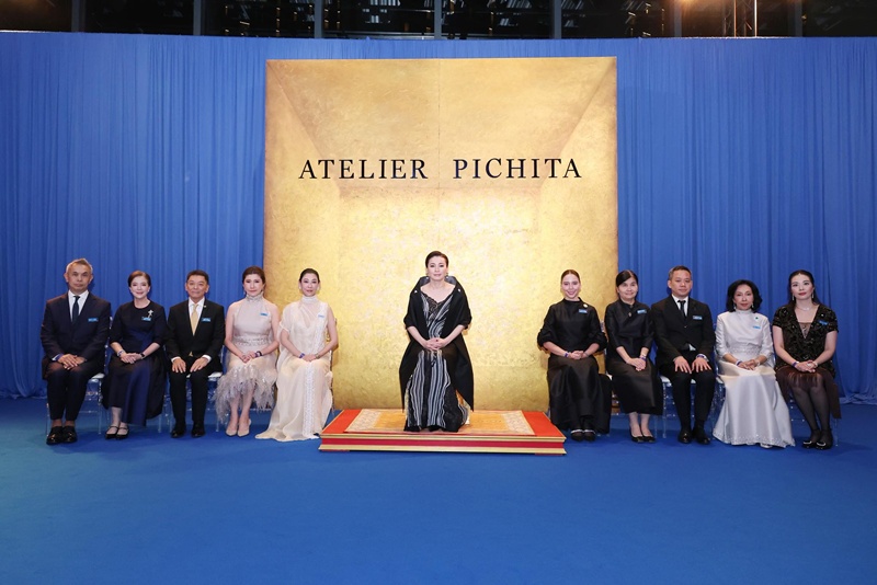 พระราชินี ทอดพระเนตรนิทรรศการ และงานแสดงแฟชั่นโชว์