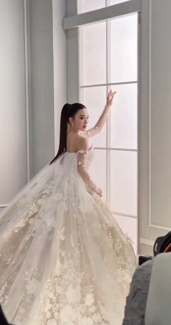 มายด์ ณภศศิ ลองชุดเจ้าสาวครั้งแรก คนแห่แซวเมื่อไหร่จะแต่งจริง